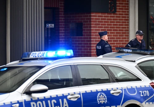 Kolejny atak z nożem. 21-latka zaatakowała 3 osoby w szkole w Warszawie; 17-latka w szpitalu