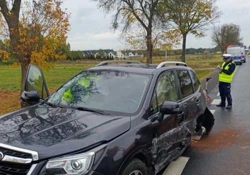 Zderzenie osobówek na DK12. Trzy osoby w szpitalu. Volkswagen wjechał na przeciwny pas i zderzył się z Subaru