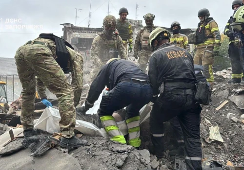 17 zabitych, w tym dzieci. Rosjanie zbombardowali blok w Zaporożu