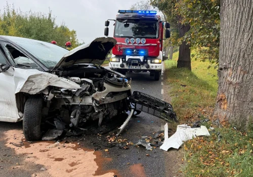 Zderzenie dwóch samochodów na śliskiej drodze. Policja kieruje na objazd