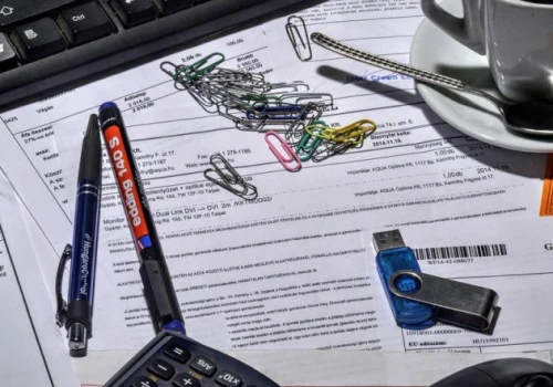 Firma i praca na etacie? Tak unikniesz płacenia składek!