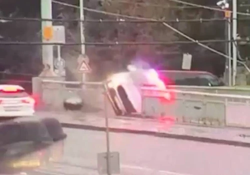 Policjanci jechali do interwencji po torach, wpadli w poślizg i dachowali do rzeki