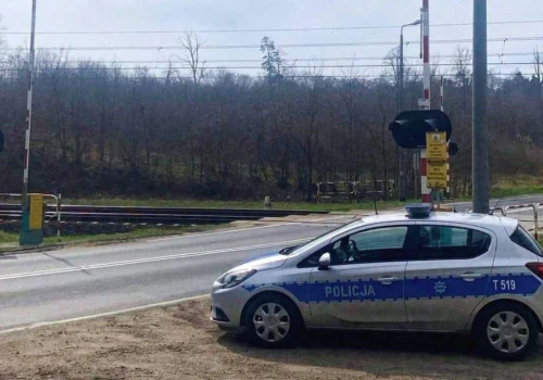 Czerwone światło i opadające rogatki nie zatrzymały Mercedesa. Wjechał na tory
