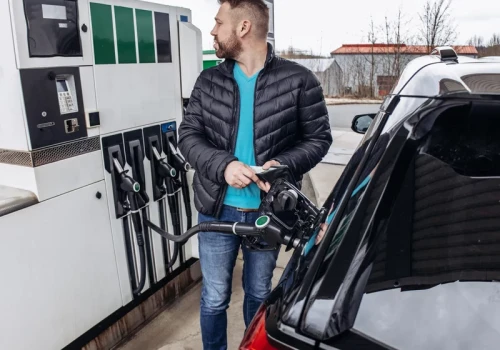 Gdzie dwóch się bije, tam Polska korzysta? Nowy sondaż ws. cen paliw