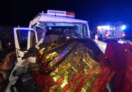 Kierowca lawety uderzył w mur cmentarza i wypadł z pojazdu. Mężczyzna zginął na miejscu