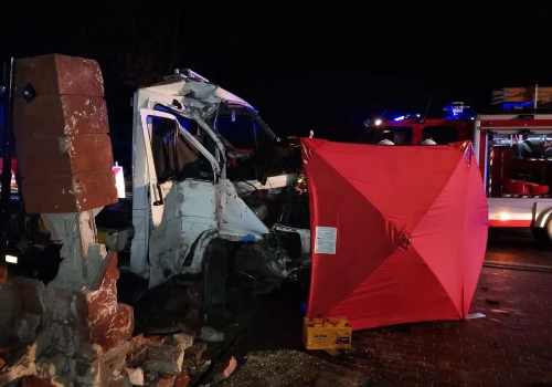 Tragedia w Chociszewie. Laweta uderzyła w ogrodzenie cmentarza, 42-letni kierowca zginął na miejscu