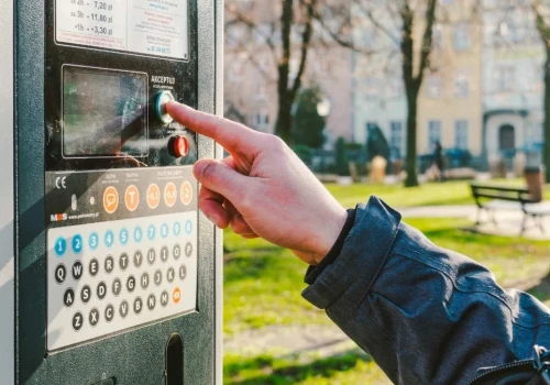 Sposób na darmowe parkowanie w strefie. Znasz przycisk "bułka"?