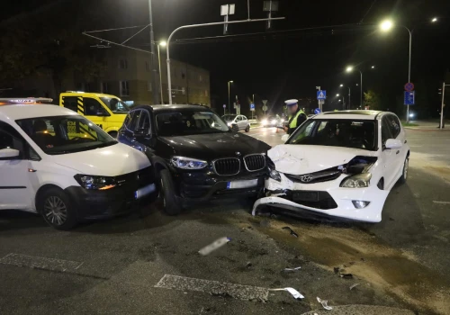 Wjechał na czerwonym. Wypadek z udziałem trzech aut na Al. Racławickich w Lublinie