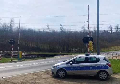Próbował „przemknąć” przez przejazd kolejowy. Policja wyciągnęła surowe konsekwencje