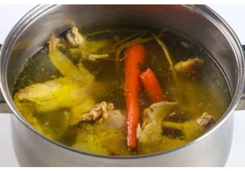 Kiedy solić rosół? Kucharka z baru mlecznego zdradziła mi prostą zasadę