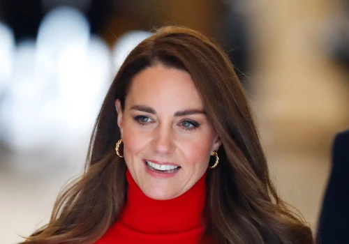 Kate w czerwonej stylizacji zachwyca. To idealny zestaw na jesień