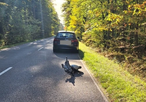 Śmiertelny wypadek w Obroczy. 70-letni kierowca skutera zderzył się z BMW