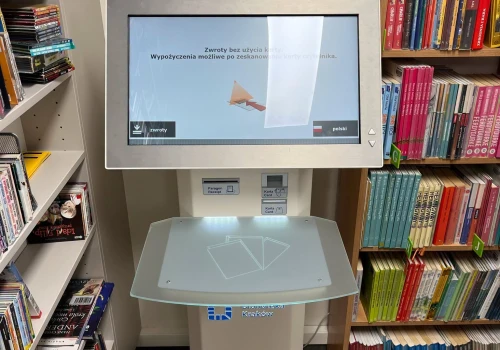 Książki wypożyczysz jak zakupy przy kasie samoobsługowej. Nowe urządzenie na Kurdwanowie