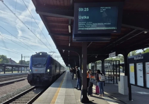 PKP zmieniają sposób oznaczania peronów. Właśnie rozpoczął się pilotaż w Mysłowicach