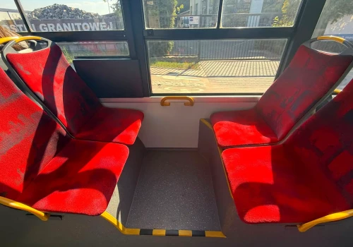 Nocny atak nożownika w autobusie pod Warszawą! Dwóch pasażerów trafiło do szpitala. Napastnik uciekł
