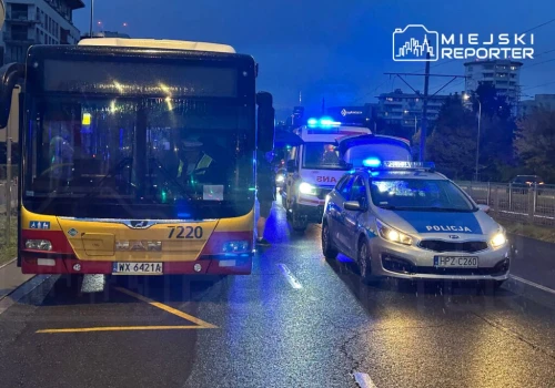Atak nożem w autobusie na Bielanach. Dwie osoby ranne. Sprawca uciekł