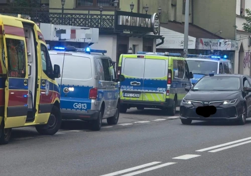 Nie żyje mężczyzna, który szedł z nożem przez ul. Lwowską w Nowym Sączu. Został postrzelony przez policję