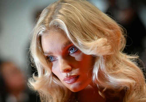 Elsa Hosk w garsonce jak z lat 90. Ale stylizacja