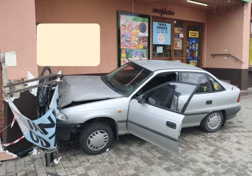 Opel Astra uderzył w ścianę sklepu w Końskowoli. Kierowca ukarany mandatem