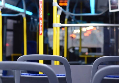 Atak nożem w autobusie na Bielanach. Dwóch mężczyzn rannych, napastnik uciekł
