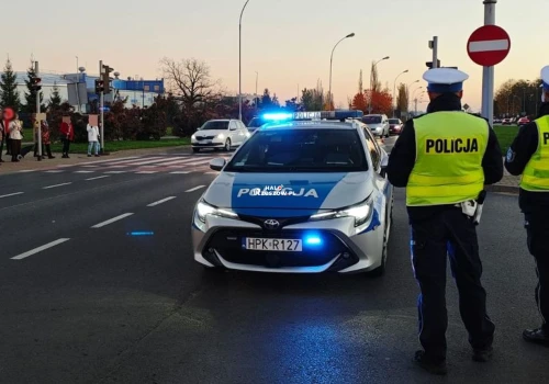 Liście jak lód i gęsta mgła. Policja apeluje o ostrożność