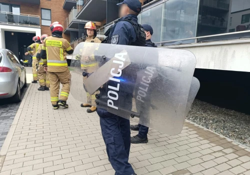 Groził śmiercią sąsiadom, krzyczał, że poleje się krew. Duża akcja służb na lubelskiej Ponikwodzie