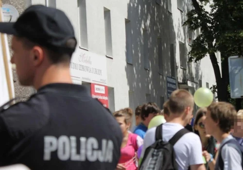 Kolejna szkoła zamyka drzwi przed rodzicami. W komentarzach wrze