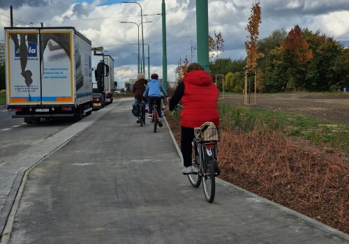 Tyszanie już korzystają z nowej trasy pieszo-rowerowej wzdłuż al. Jana Pawła II. Rozwiązanie dla niewidomych budzi wątpliwości