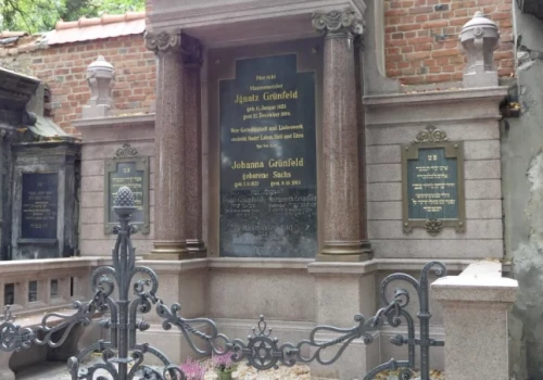 Na cmentarzu żydowskim zakończyła się renowacja nagrobka Ignatza i Johanny Grünfeldów. Prace trwały trzy lata