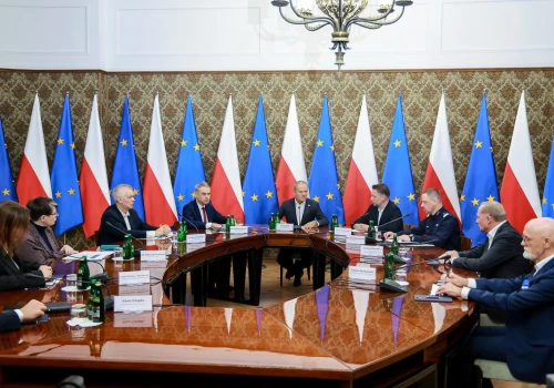 65 tys. kontroli, zatrzymano 117 osób przeważnie w wieku 13-19 lat. Tusk To moda na przemoc