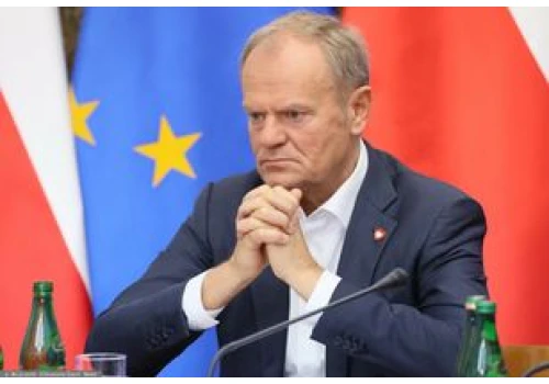 Tusk przyszedł pieszo mimo gróźb zamachu. Rzecznik odpowiada