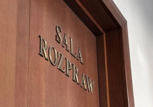 Atak nożem w warszawskiej szkole. 21-latka usłyszała pięć zarzutów