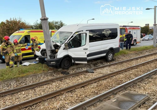 Bus pasażerski uderzył w słup tramwajowy. 4 osoby ranne, w tym jedna ciężko