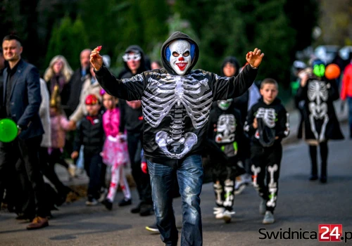 Strasznie fajna zabawa i nowy pomysł! Przebierają nie tylko siebie, ale i samochody. Zbliża się Halloween w Imbramowicach