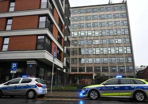 Atak w warszawskiej szkole. 21-latka z zarzutami usiłowania zabójstwa