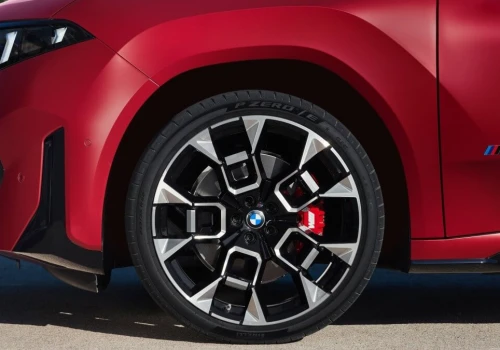 BMW prezentuje iX4 oraz iX3 na 2027 r. Nowe modele wzbudzają emocje; stylistyka to jedno, a osiągi to drugie
