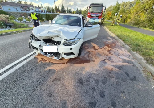 Groźne zderzenie dwóch samochodów w Obrzycku! 21 ratowników w akcji, mężczyzna trafił do szpitala
