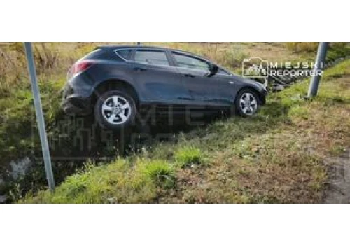 Kozerki: Porzucony Opel w rowie. 