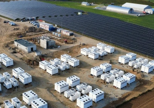 Duży magazyn energii pod Toruniem prawie gotowy. Na placu budowy stoją jego najważniejsze elementy