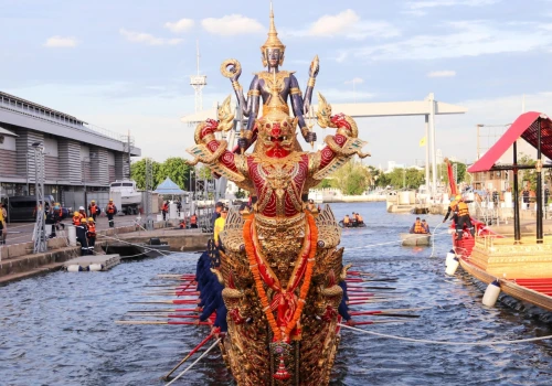 Royal Barge Procession. 52 królewskie łodzie przepłyną przez Bangkok.