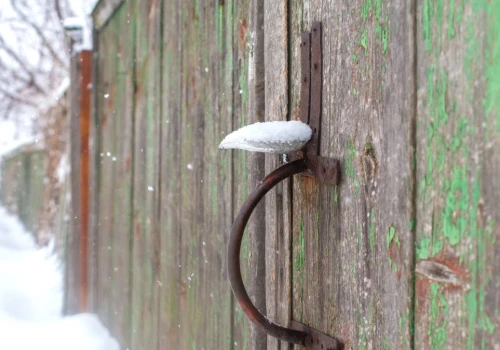 Metal i drewno mają tę samą temperaturę. Dlaczego metal jest zimniejszy?