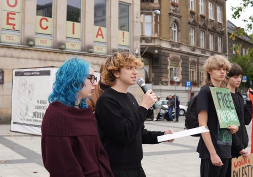 Manifestacja w Bielsku-Białej. Uczestnicy chcą zerwania umowy z izraelskim miastem