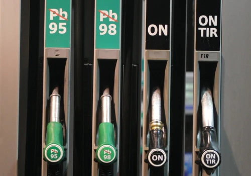 Benzyna poniżej 7 zł, ale diesel po 8,06 zł. Tyle zapłacimy za paliwo w poniedziałek