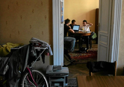 Idą na studia i czują wykluczenie. "Nie stać mnie na stancję, dojeżdżam i nie mam życia towarzyskiego"