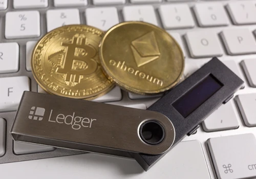 Atak na Ledgera przez resellera. Implant szpiegowski i ponad 86 mln USD strat