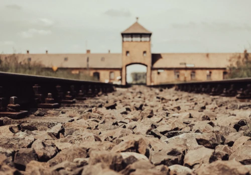 Polscy lekarze-więźniowie ratowali ludzi w Auschwitz. Historyk: po wojnie ich zasługi przypisali sobie inni