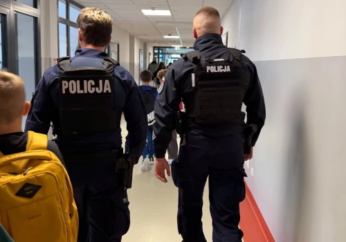 Policja w szkołach. Gdańsk reaguje na ataki