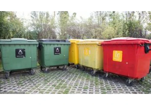 Na cmentarzach pojawiają się czerwone pojemniki. Co do nich wrzucać?