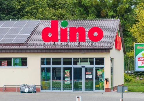 Promocje w Dino na Dzień Nauczyciela. Kultowe prezenty na 14 października poniżej 15 zł