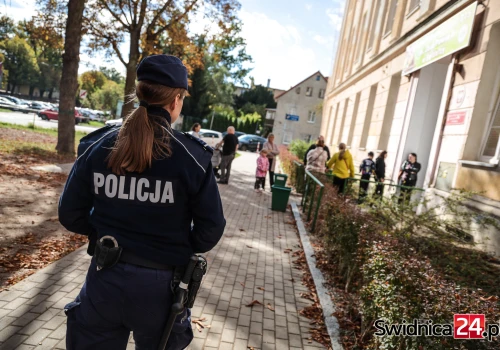 Patrole policji wróciły przed szkoły